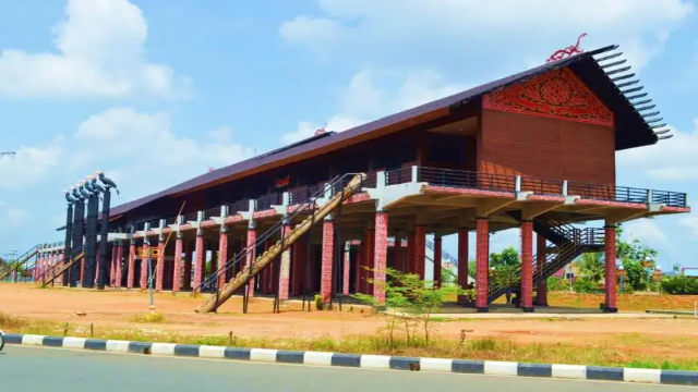 Rumah Panjang Radakng: Ikon Budaya Dayak di Pontianak